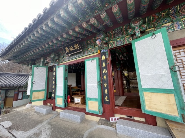 척판암 대웅전 밖